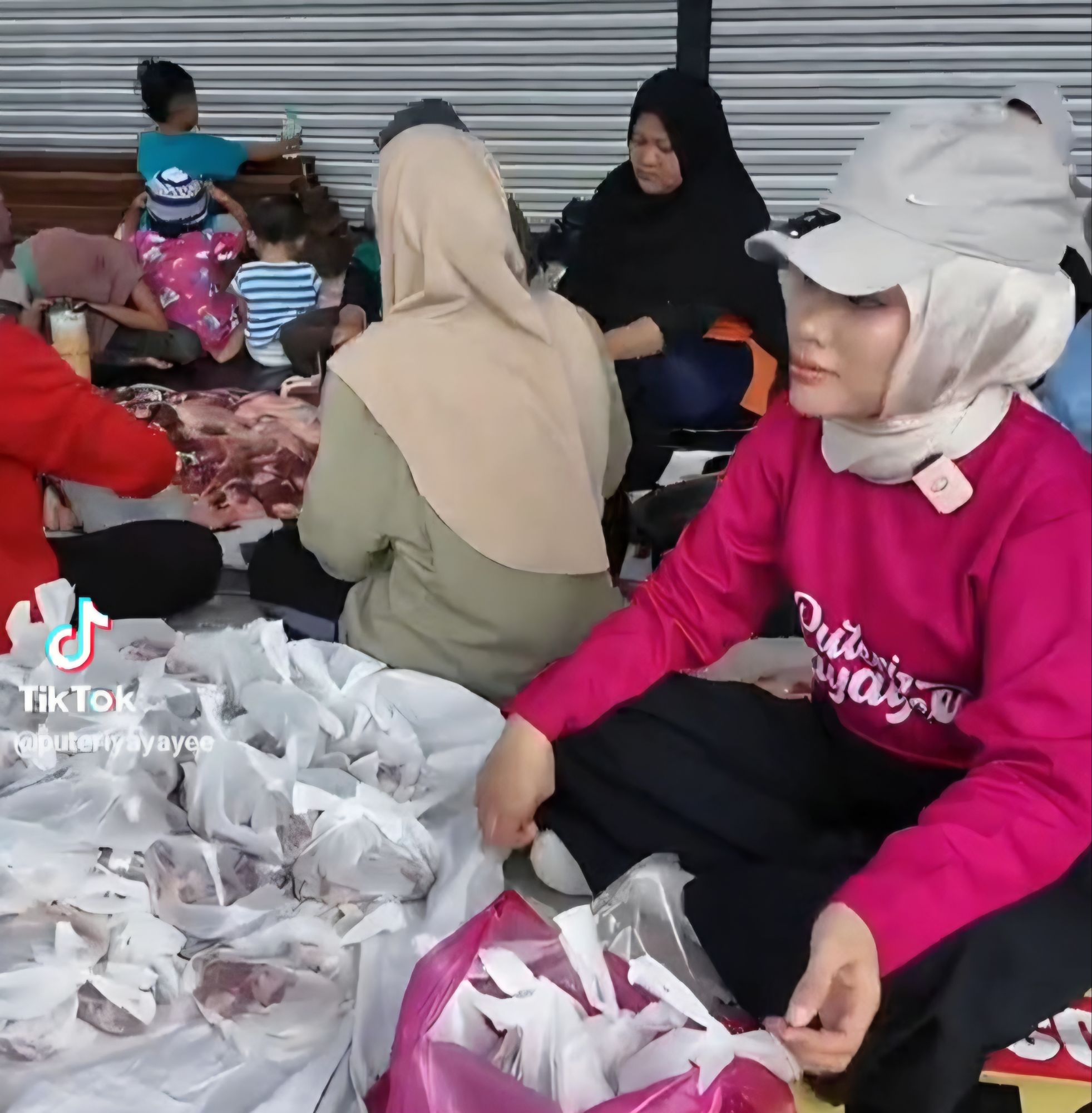 Yayayee Korban 2 Ekor Lembu: Tanda Syukur & Terima Kasih Buat Komuniti Meru